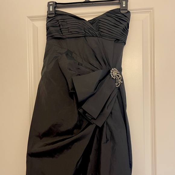 BCBG Dresses & Skirts - Bcbg Brooch detail strapless dress 👗